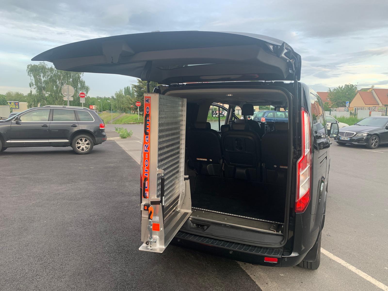 Vehicule equipe d'un systeme d'acces handicape