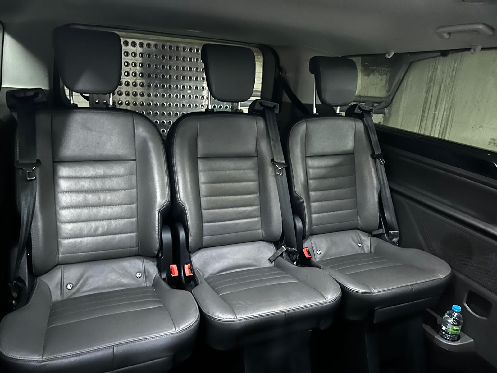 Interieur de vehicule avec assises confortables et espace bagages