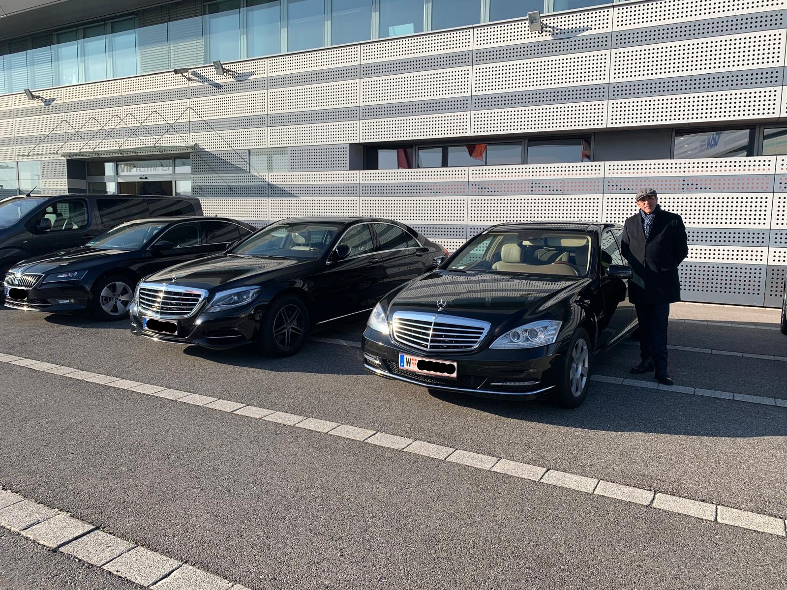 Dhafer AZIZI aux cotes de son vehicule de taxi